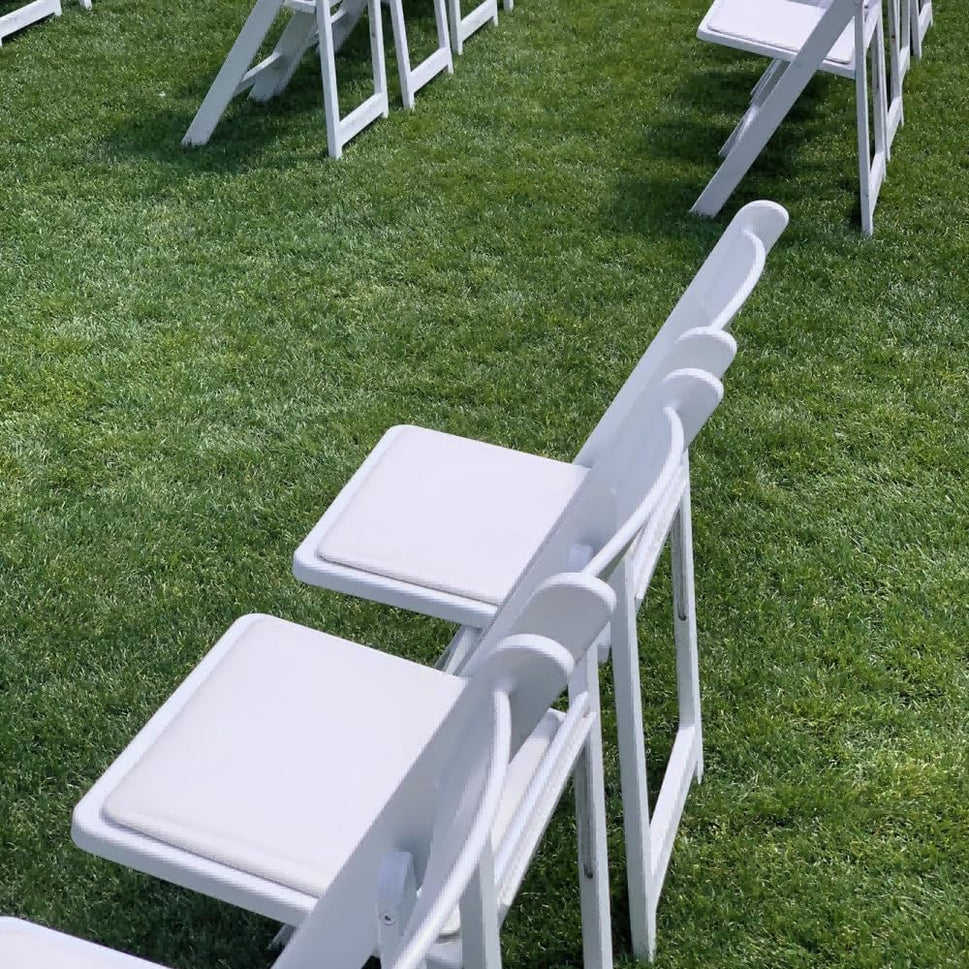 Set of 4 White Folding Chair with Vinyl Seat, Resin Stackable Dining Chairs for Weddings, Parties, Church, Kitchen, Events Banquet